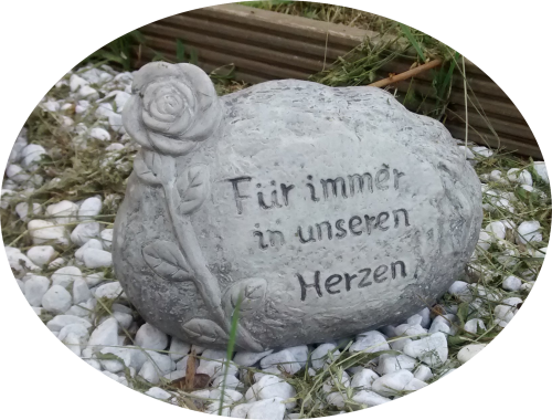 Gedenkstein mit dem Spruch "Für immer in unseren Herzen"